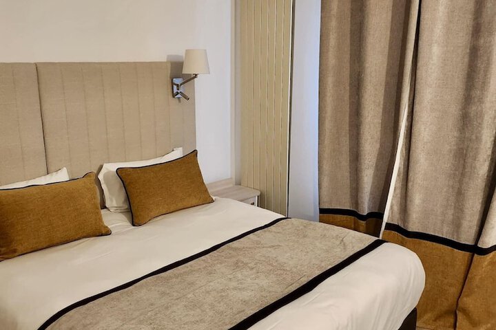 Room 14 of 76