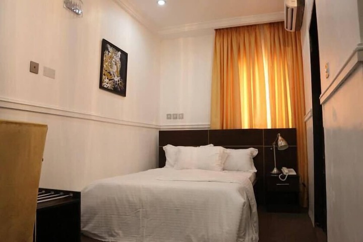 Room 4 of 12