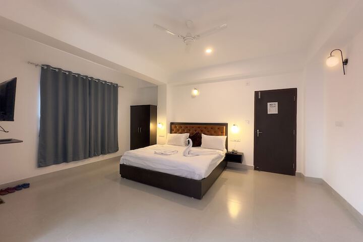 Room 27 of 83