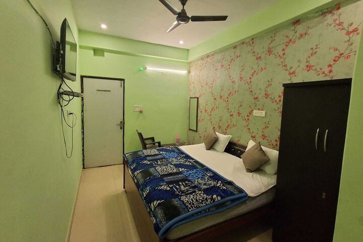 Room 13 of 35