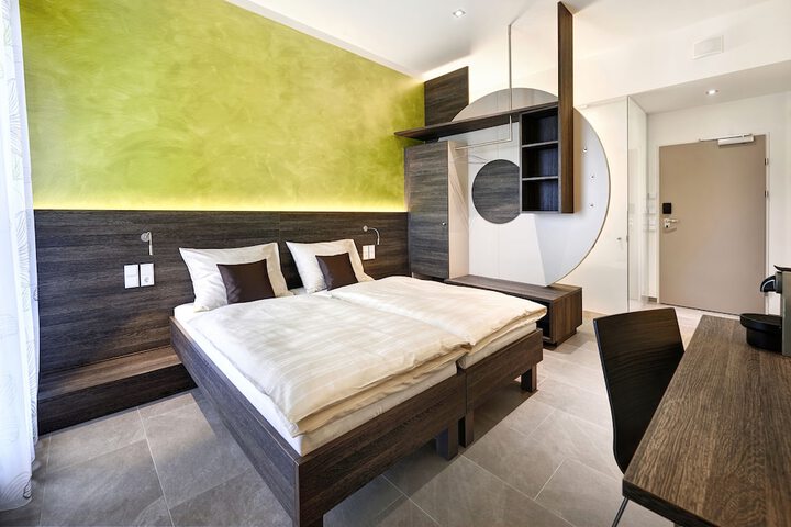 Room 9 of 31