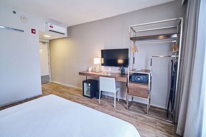 Room 7 of 102