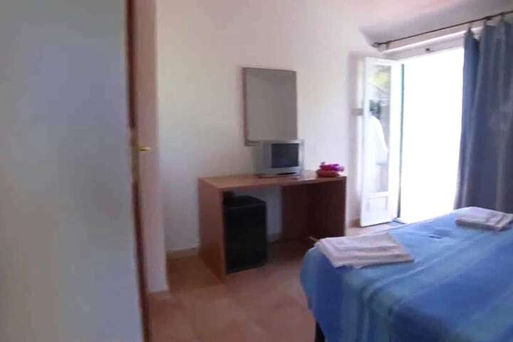 Room 4 of 18