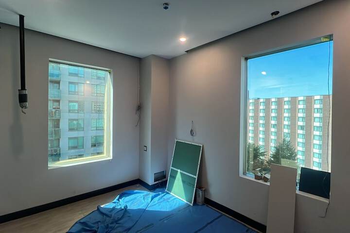 Room 2 of 6