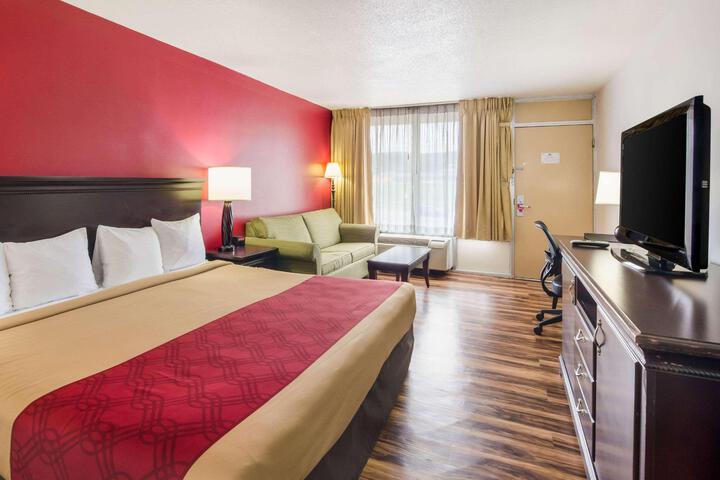 1 Queen Bed (7 of 15)