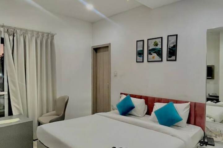 Room 12 of 16
