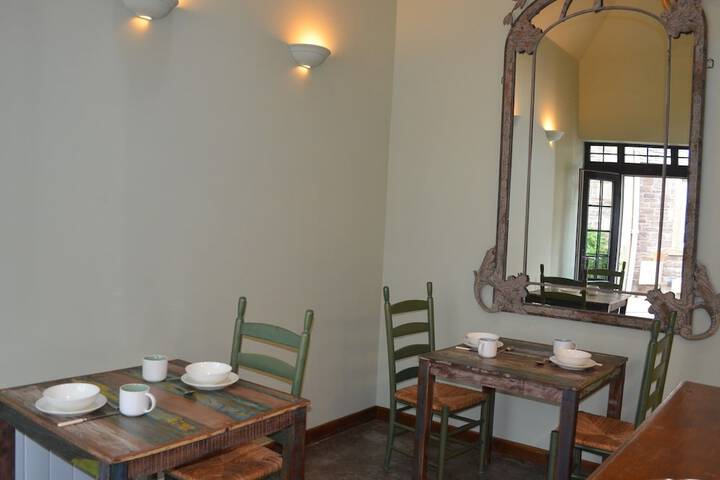 Dining 15 of 17