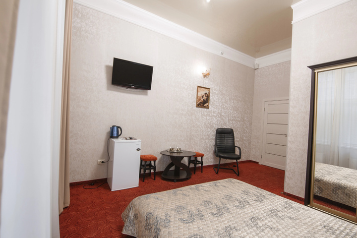 Room 6 of 13