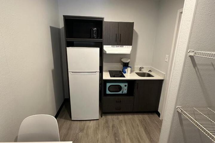 1 Queen Bed Kitchen (13 of 16)