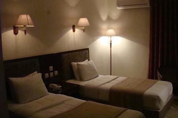 Room 3 of 10