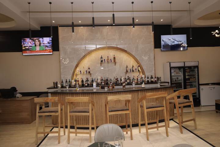 Lounge 14 of 17