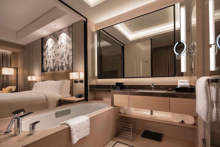 Room 27 of 61