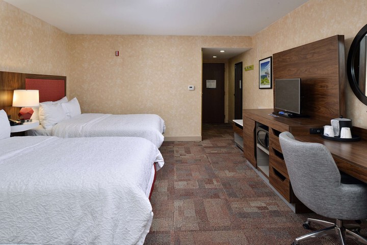 1 Queen Bed (6 of 20)