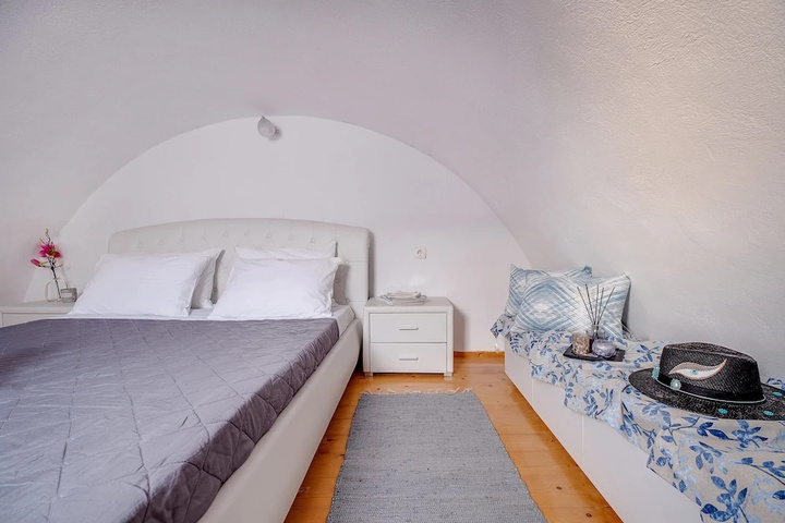 Room 4 of 20