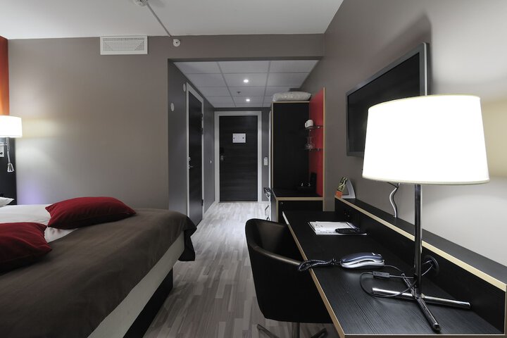 Room 5 of 80