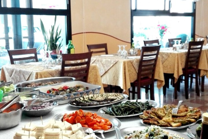 Dining 18 of 36