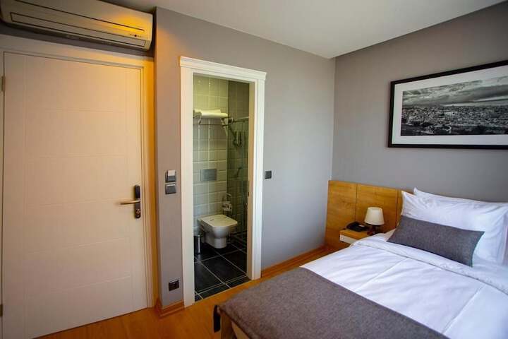 Room 16 of 28