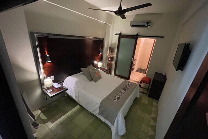 Room 2 of 10