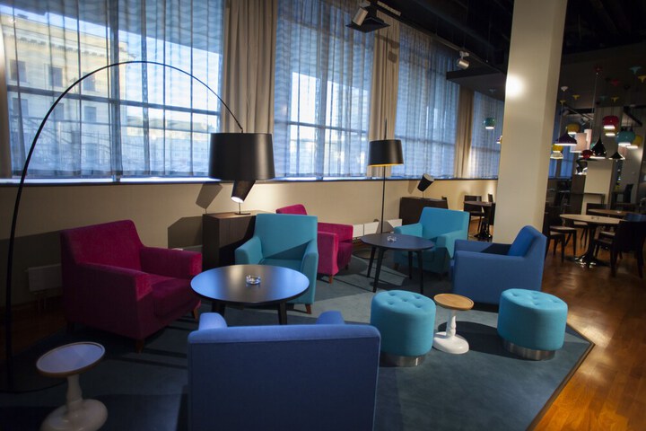 Lounge 111 of 137