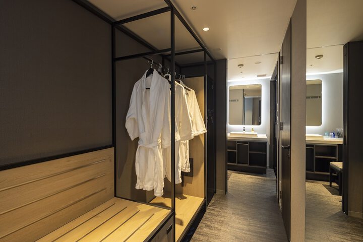 Room 32 of 100