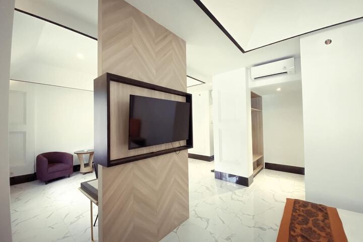 Room 17 of 28