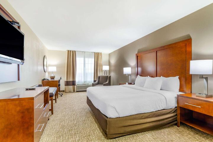 1 King Bed (4 of 8)