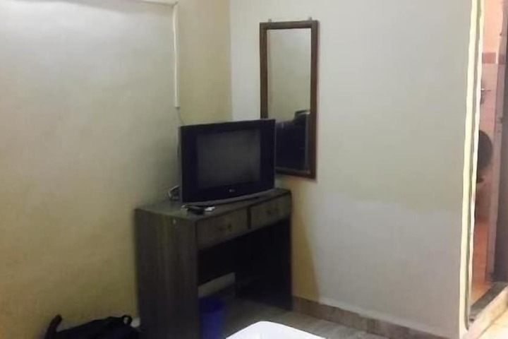Room 6 of 9