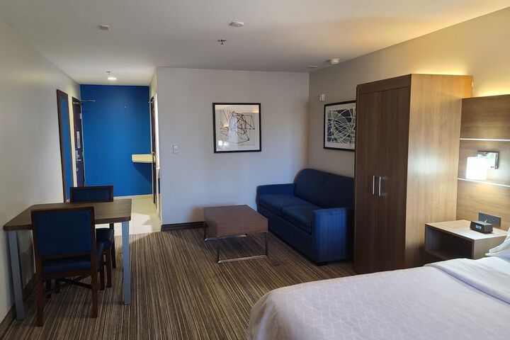 Room 9 of 32