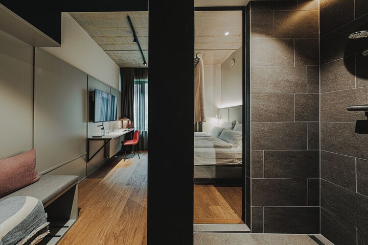 Room 16 of 47