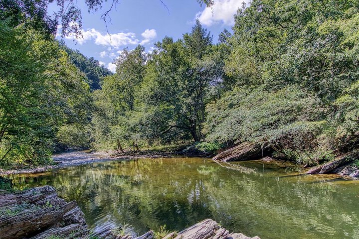 Valhalla - Private Rustic Getaway 2 Bedroom Cabin by RedAwning in Sevierville, TN