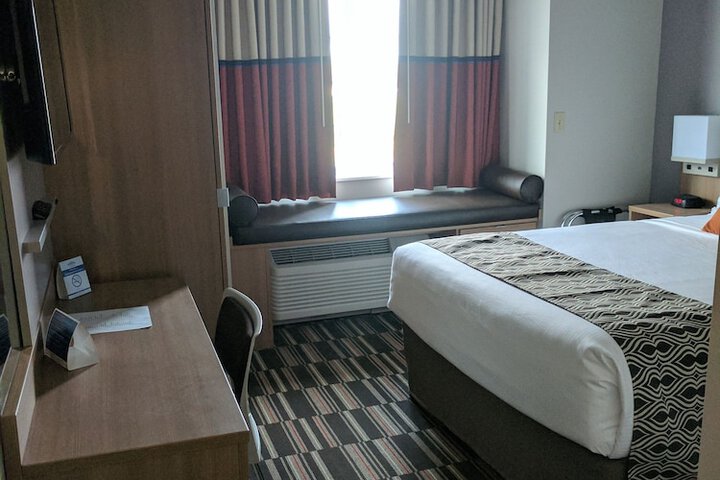 1 Queen Bed (4 of 21)