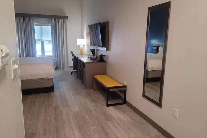 1 King Bed (12 of 20)
