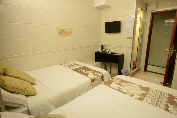 Room 18 of 195