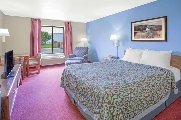 1 Queen Bed (3 of 7)