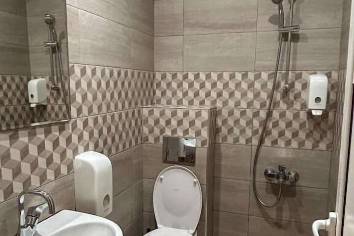 Room 9 of 16