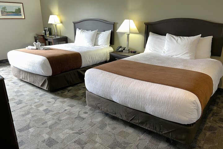 2 Queen Beds (10 of 16)
