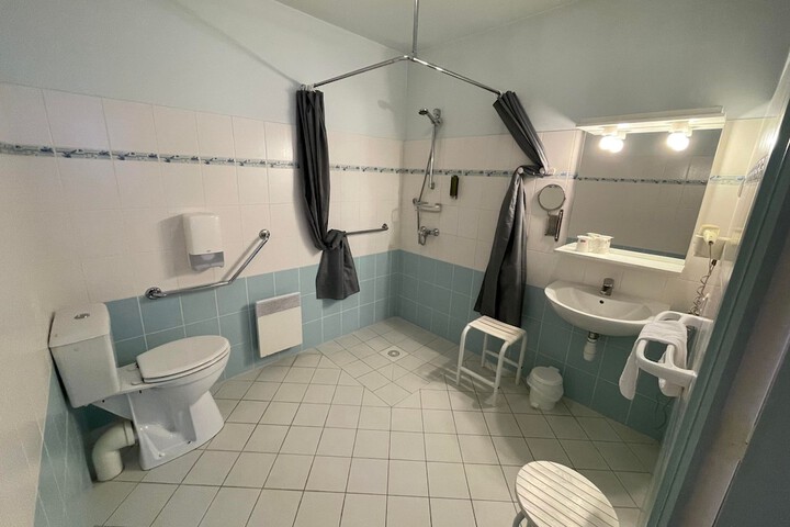 Room 12 of 27