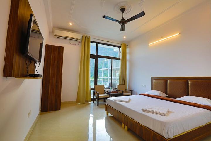 Room 9 of 28