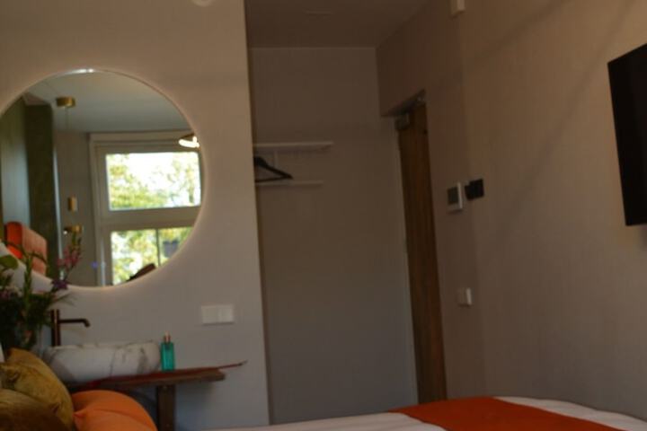 Room 10 of 83