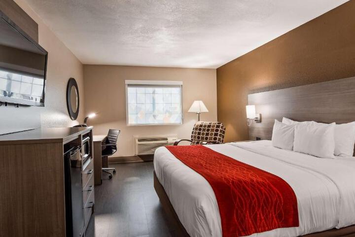 1 King Bed High Speed Internet Accessible Microwave and Refrigerator Desk Flat Screen T (8 of 11)