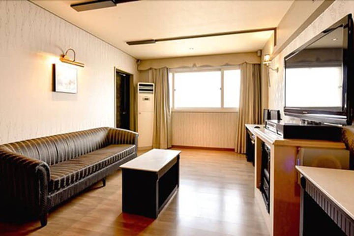 Room 12 of 19