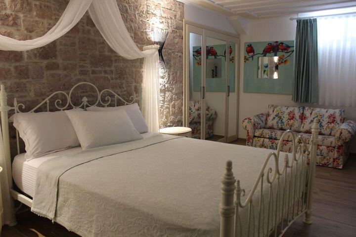 Room 2 of 25