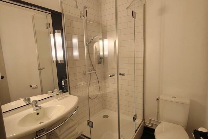 Room 25 of 58
