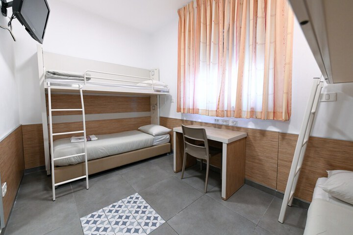 Room 8 of 33