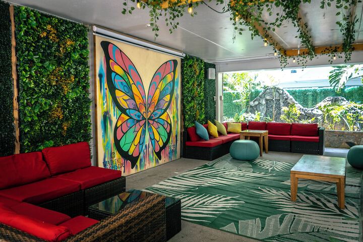 Lounge 75 of 89