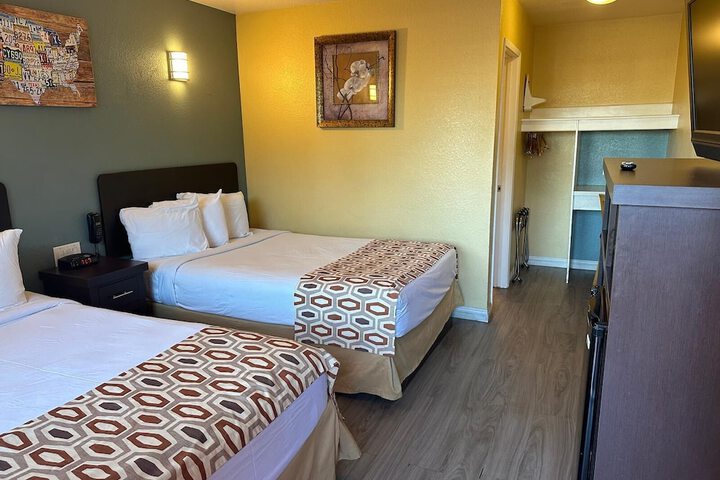 2 Double Beds (7 of 11)