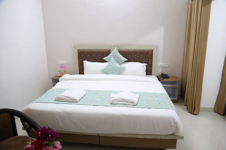 Room 10 of 32