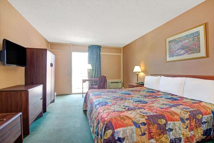 Room 10 of 33