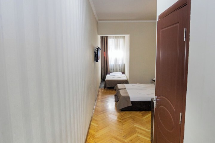 Room 46 of 190