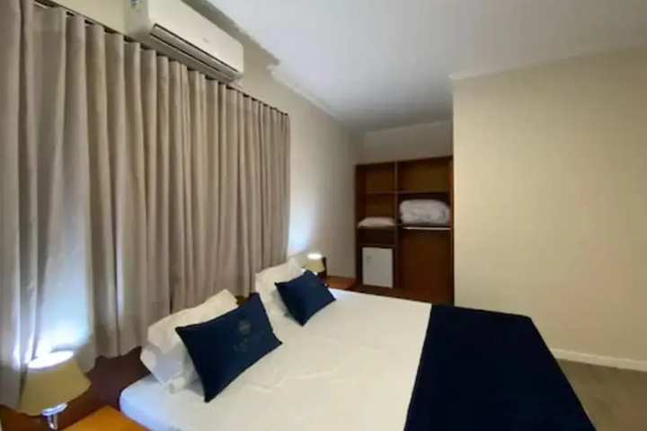 Room 2 of 10